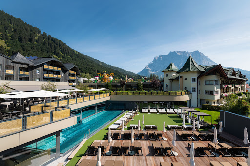 Bank and atm Alpenrose - Familux Resort