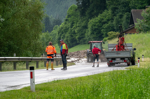 Bank and atm Freiwillige Feuerwehr Grosstübing