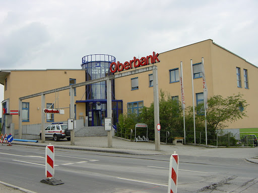 Bank and atm Oberbank Lenzing (Beratungszeiten: Mo-Fr 08.00-19.00)