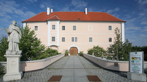 Bank and atm Raiffeisen Regionalbank Mödling