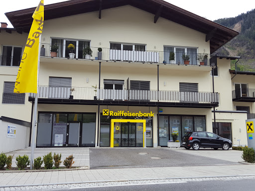 Bank and atm Raiffeisenbank Nockberge