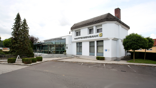 Bank and atm Raiffeisenbank Weiskirchen A. D. Traun